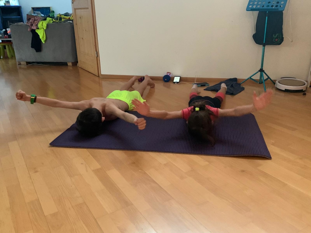 Felix und Maya im Core Training